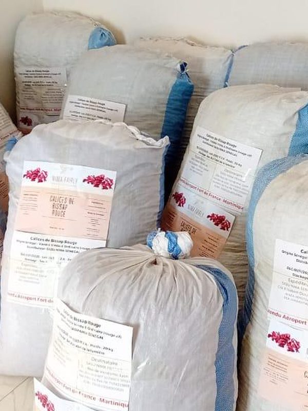 Sacs de bissap séché prêts pour la vente