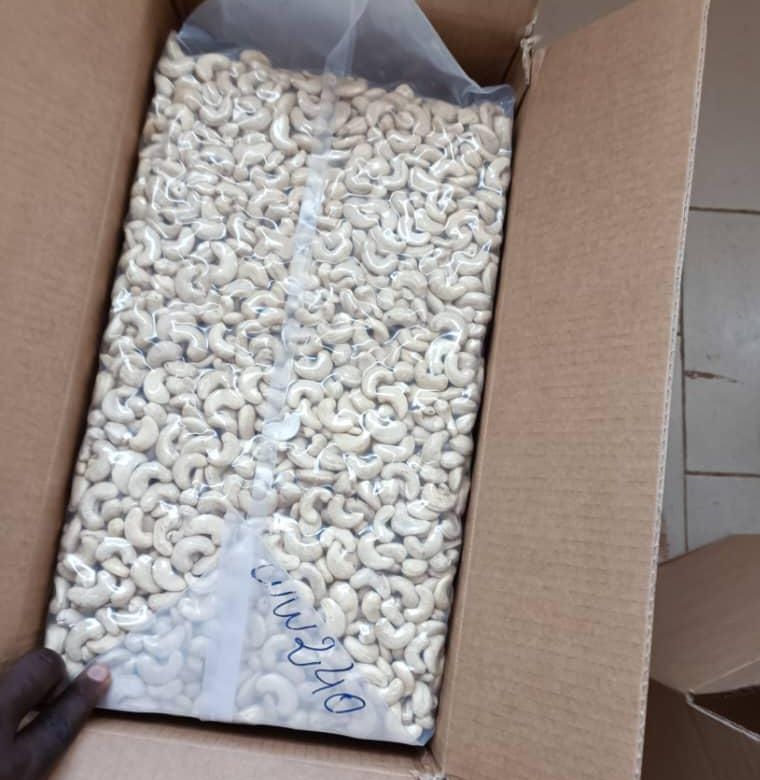 Carton de noix de cajou prêt à l'expédition